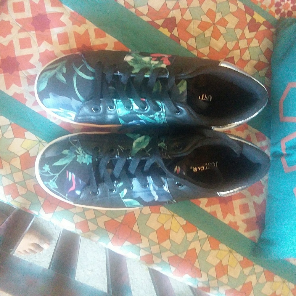 Floral black patent leather low platform sneaker